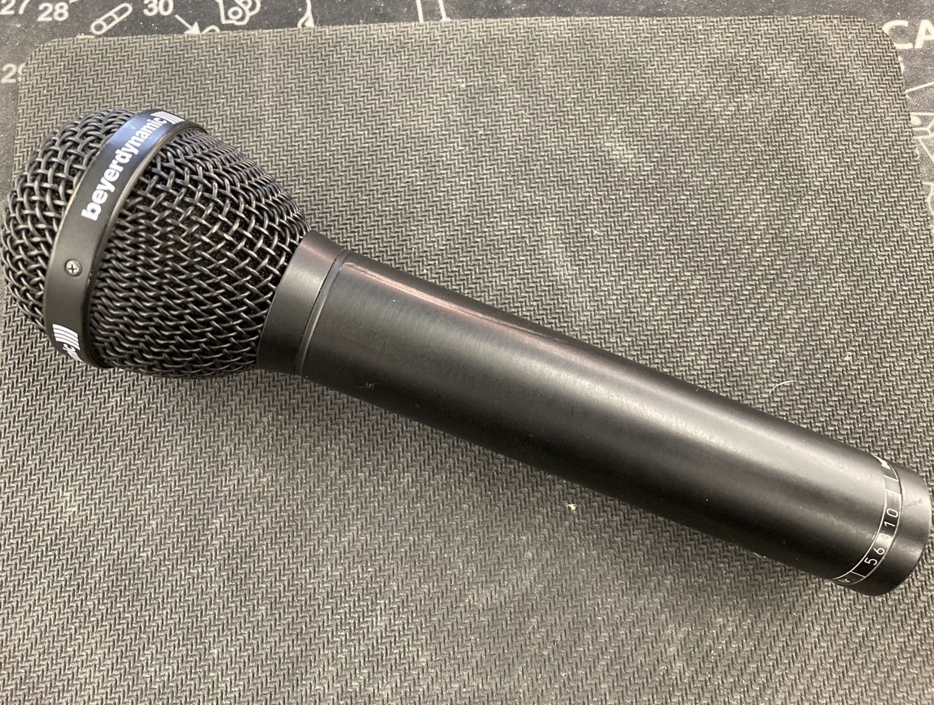 Beyerdynamic M 88 TG Dynamic Microphone 