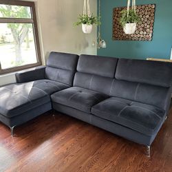 Selling this comfy modern sectional in Very good  shape
