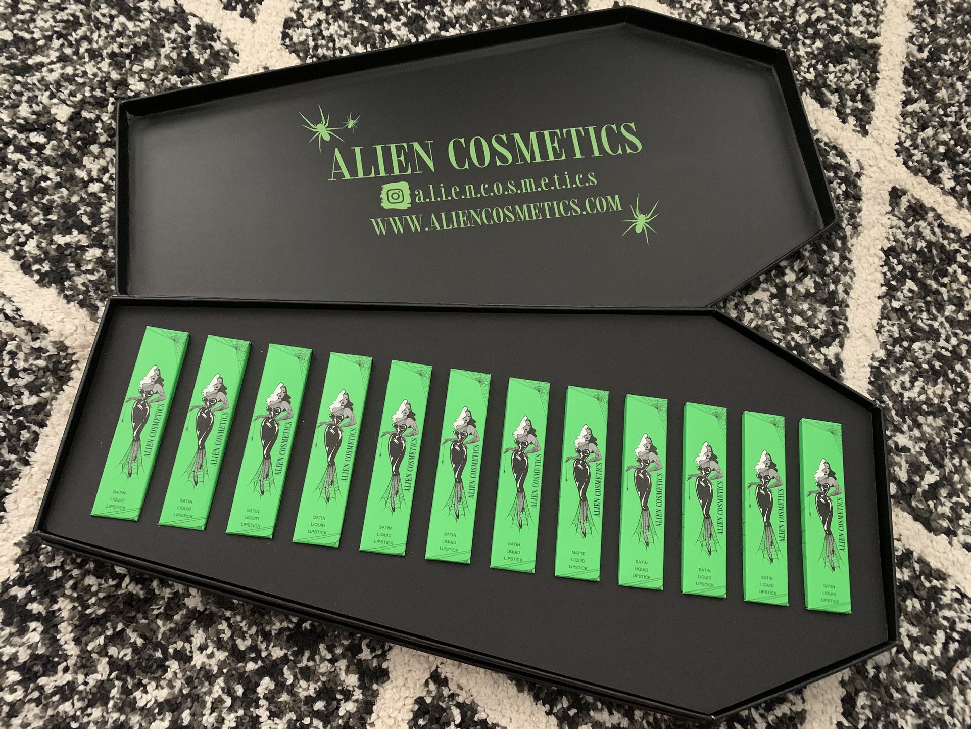 Alien Cosmetic Unearthly 12 Piece Set Liquid Matte lipstick makeup set 