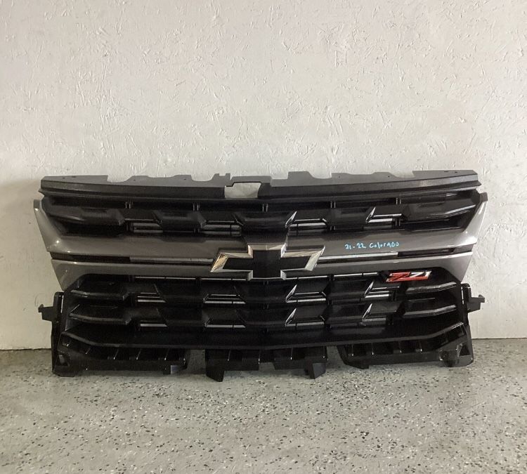 2021 2022 Chevrolet Colorado Grille Z71 Used OEM (contact info removed)7