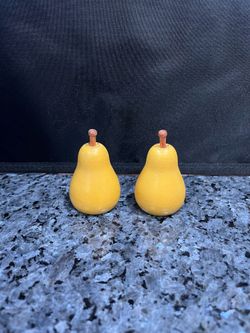 Vintage Wooden Pear 1950s Pair of Salt and Pepper Shakers.  Size approximately  2 1/4 inches tall.  Preowned.  Never used