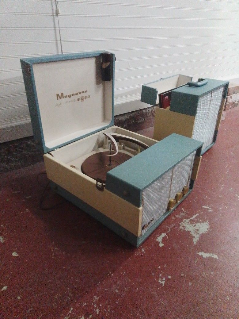 Vintage Suitcase Record Player With Speaker,Elvis Presley Vinyl Records