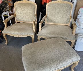 2 Victoria Chairs 2 Ottomans