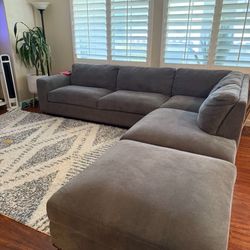 Pre-own Sectional Couch w/ Ottoman