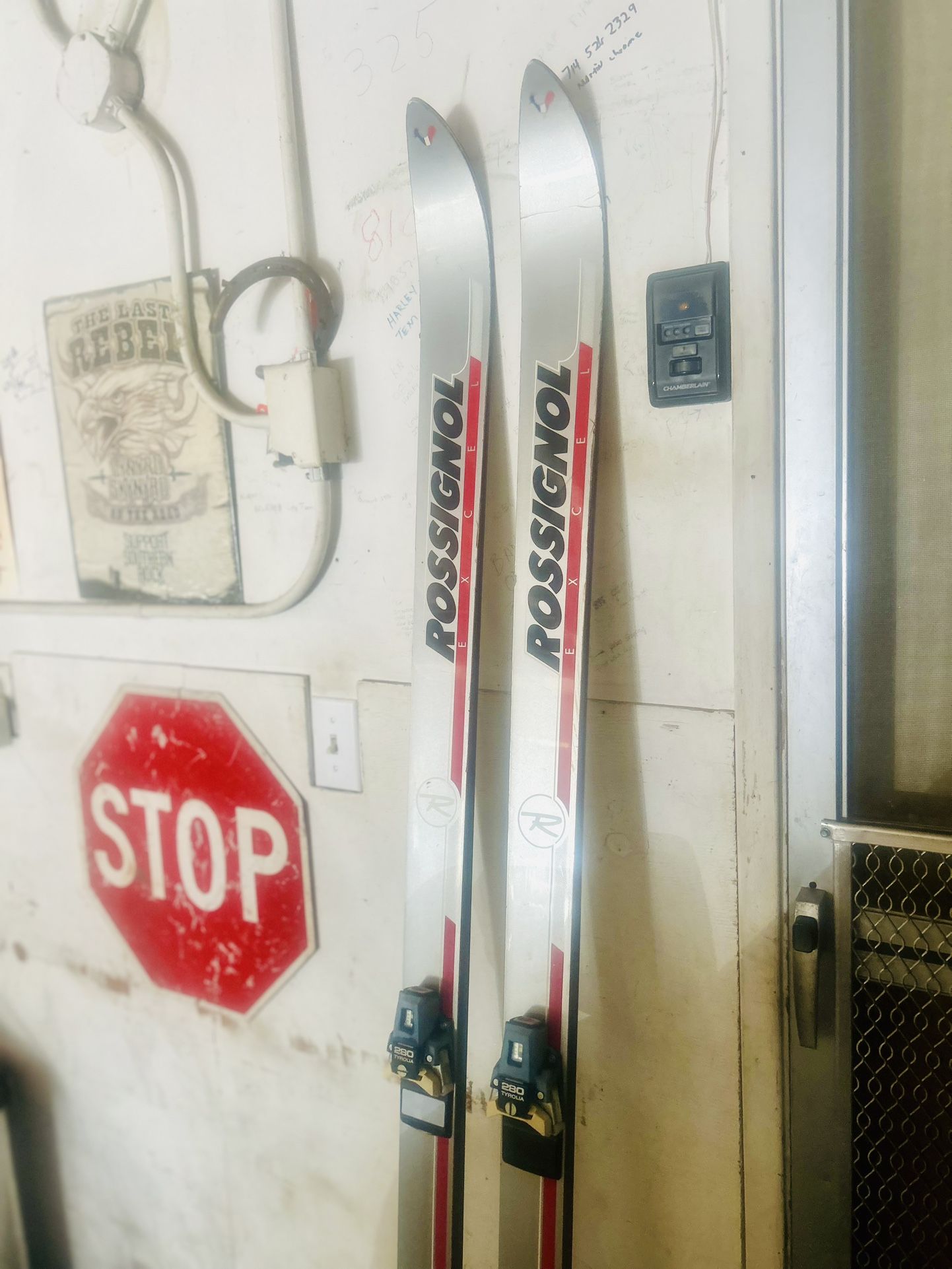Vintage 1980s Rossignol E350 Skis with Tyrolia 280 Bindings – Functional & Collectible