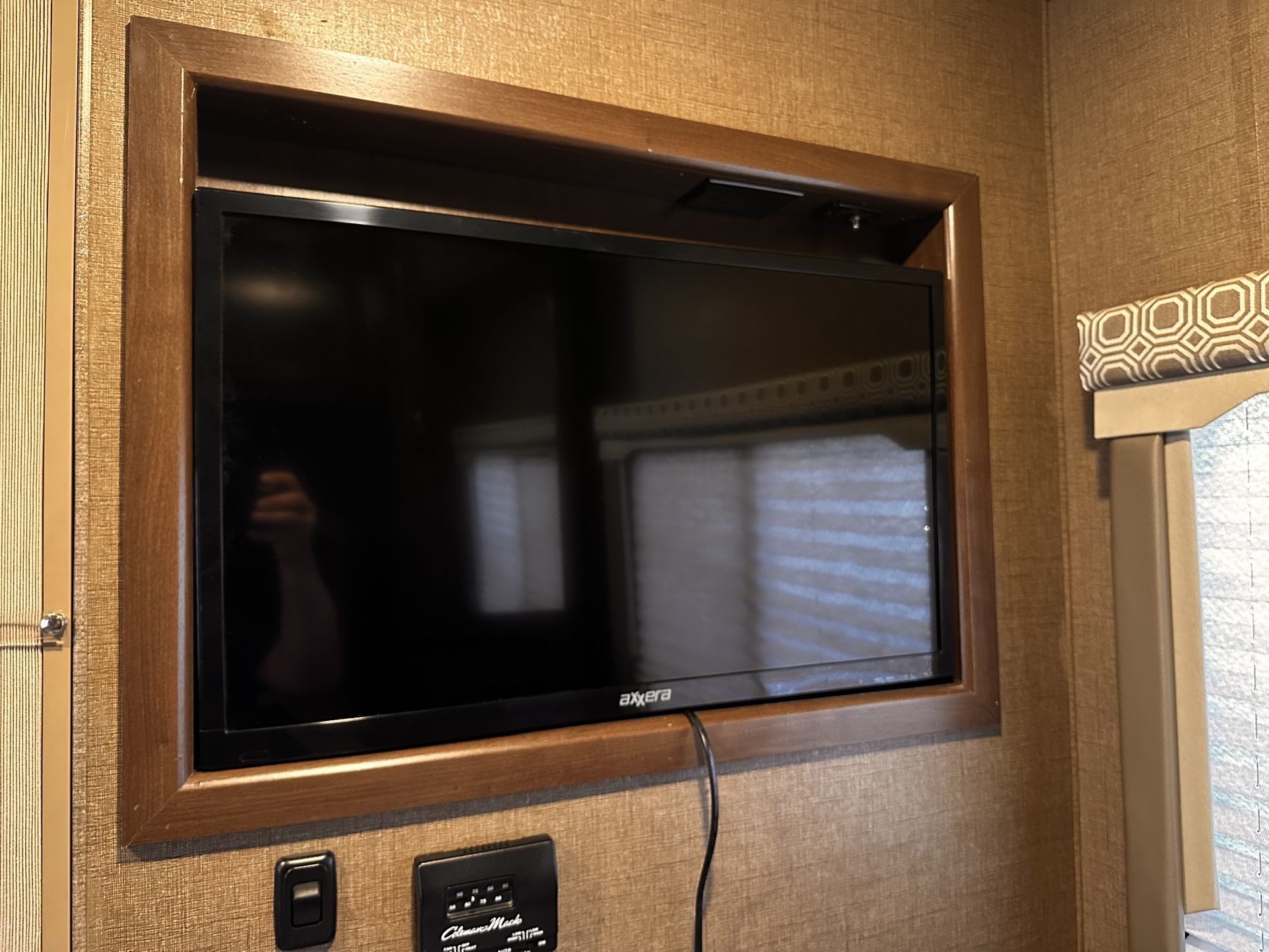 Axxera 32” HD LED TV for RV