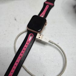 40mm aluminum Apple Watch SE with GPS - Rose Gold