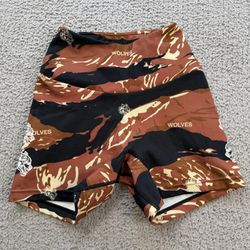 Darc Sport Wolves Womens Shorts 64/500 Tiger Camo Orange XS