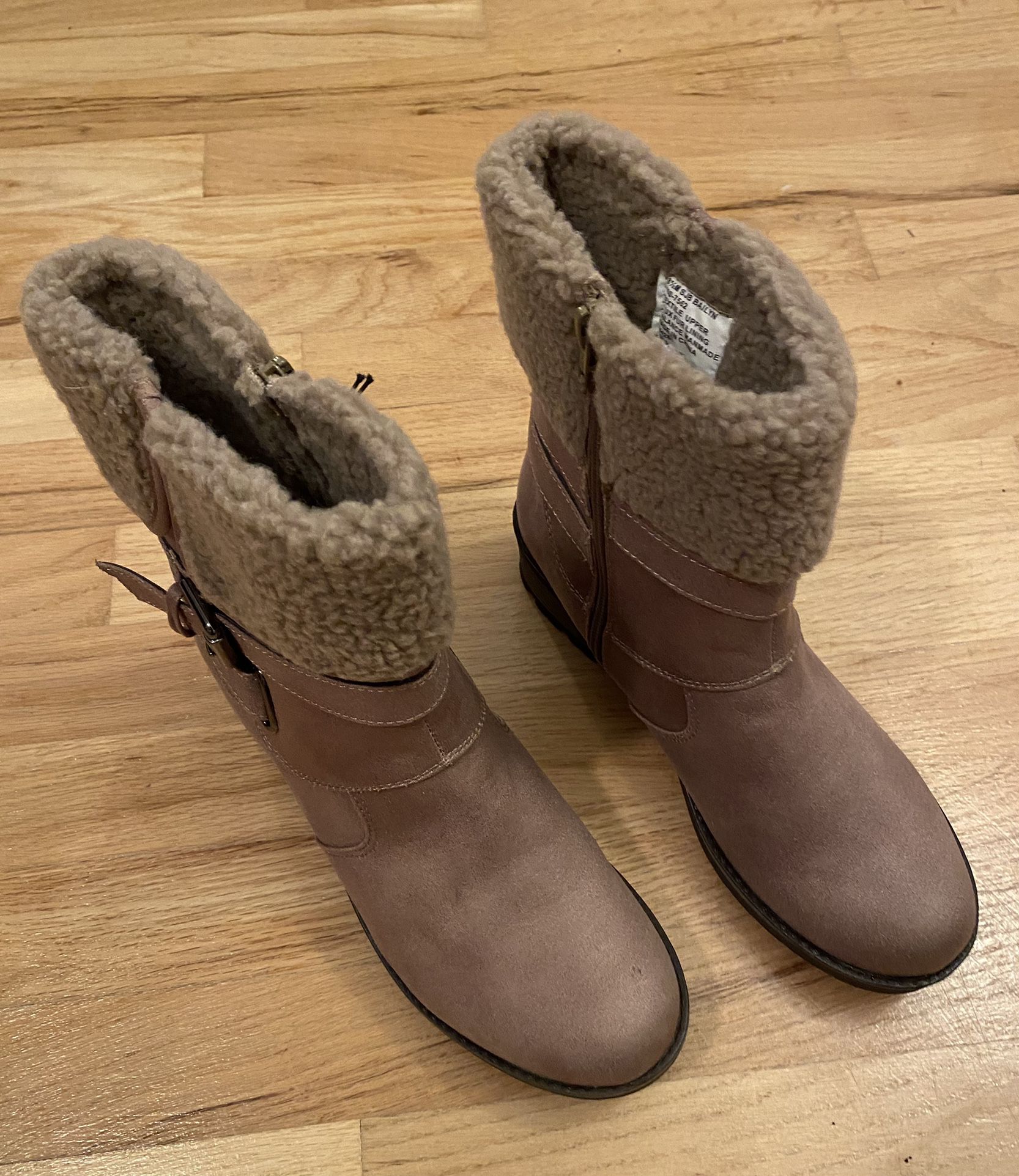 Women’s boots, size 8 1/2 New with tag