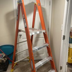 (Like New) 4ft Werner Podium Ladder