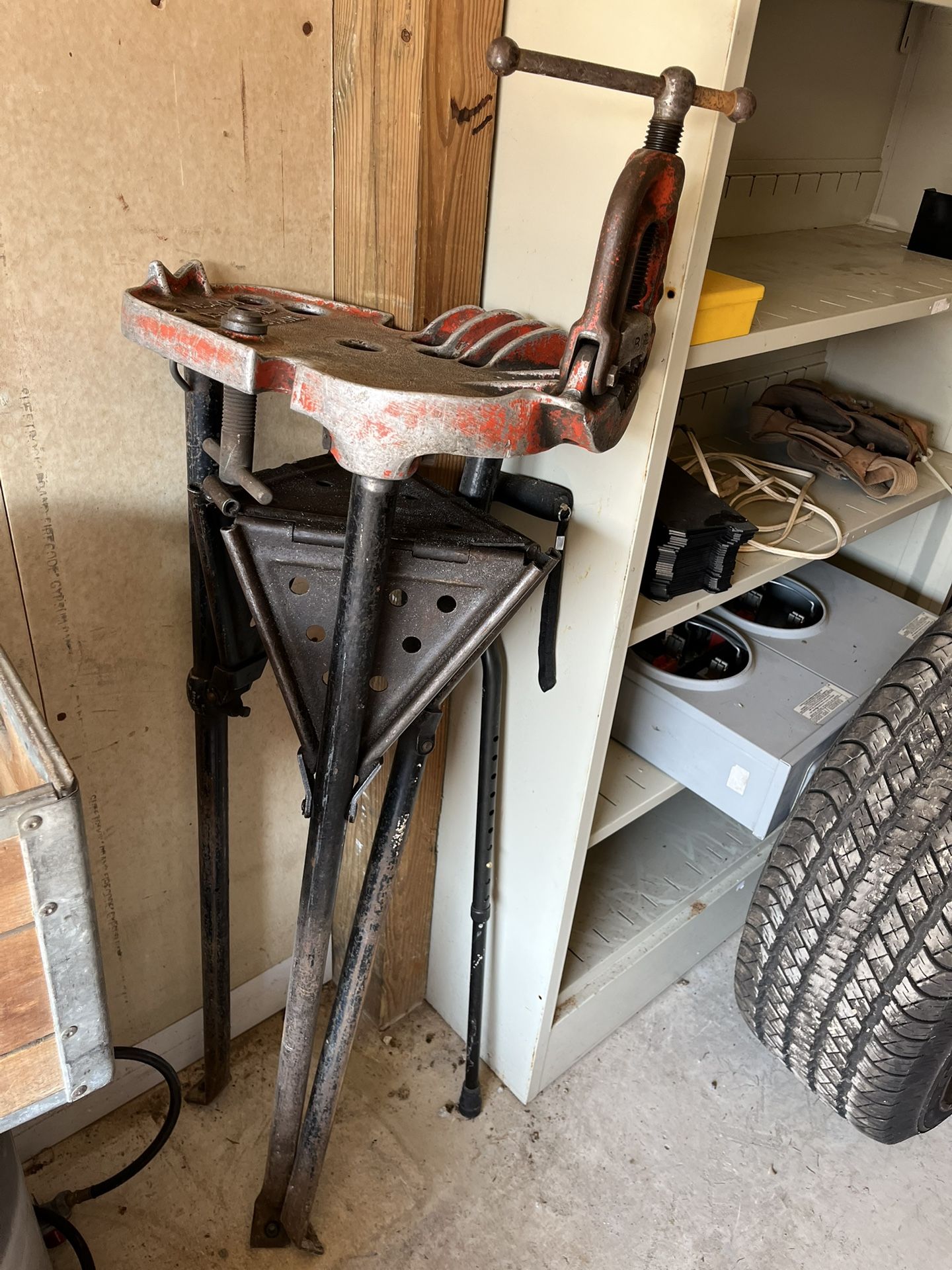 Portable pipe vice