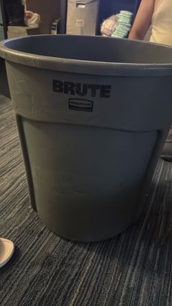 BRUTE  Rubbermaid  20 galones