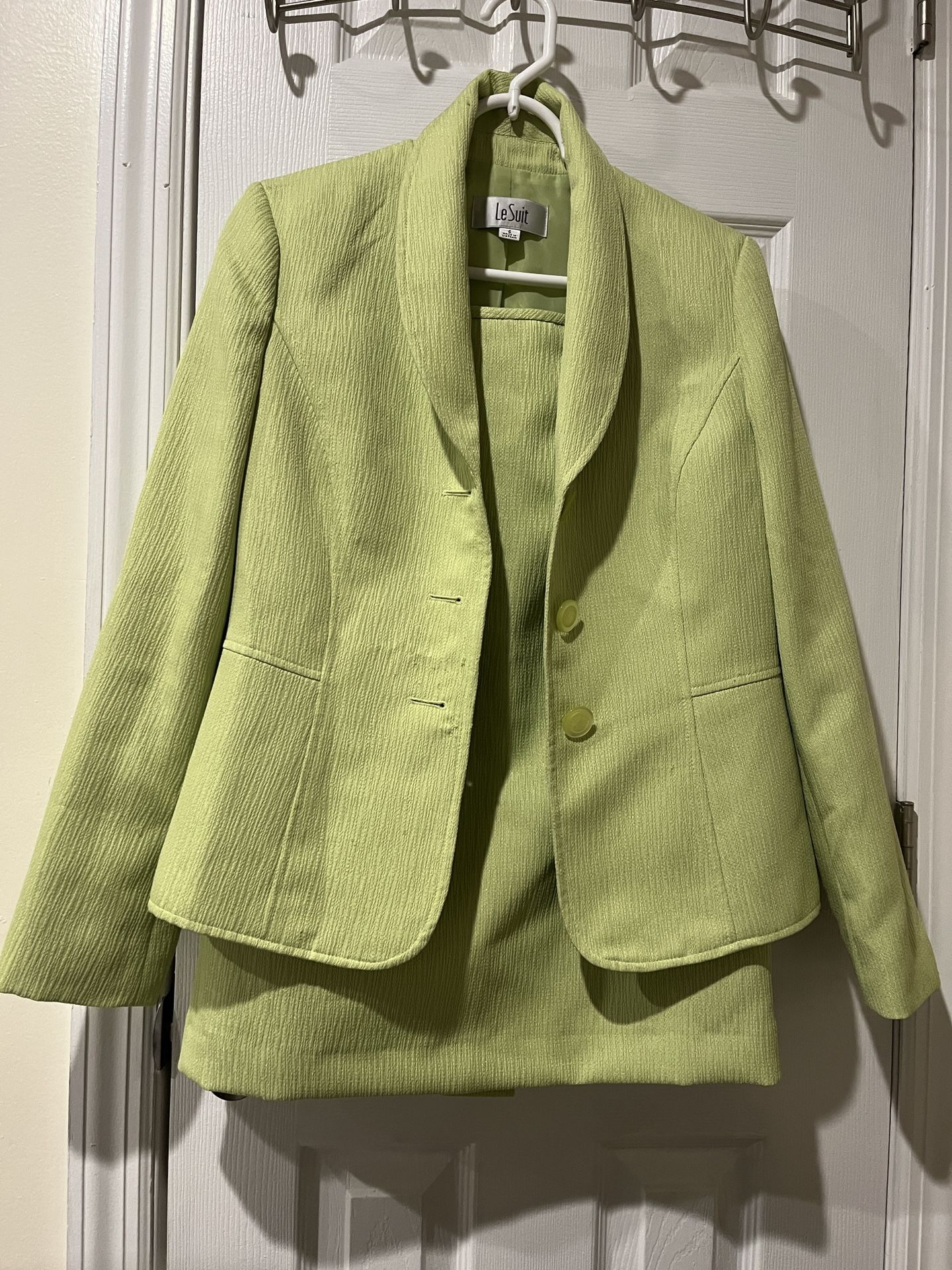 Le Suit Green Ladies 2 pieces Suit size 6
