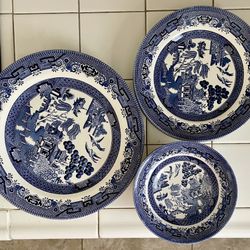 Blue Willow Plate Set