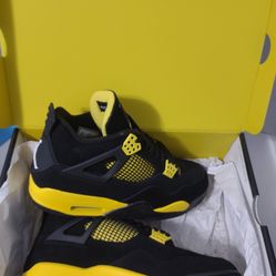 $265 Firm. Nike Jordan Retro 4 Thunder 