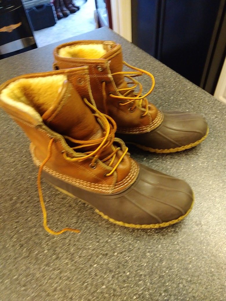 L L BEAN. DUCK. BOOTS MENS. 7. WOMANS. 8.5 FUR LINED 30 BUCKS