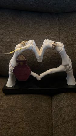 Cute heart shaped skeleton hands decor new