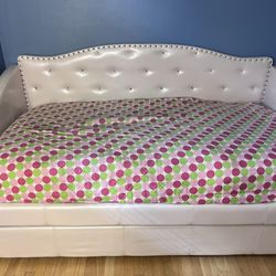 Day bed with trundle