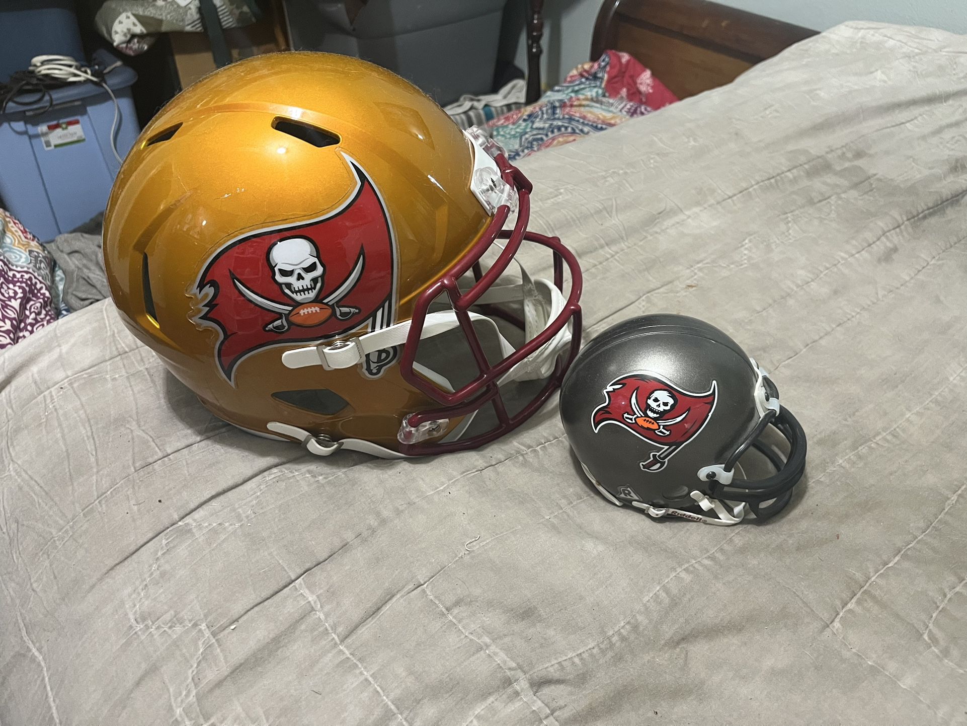 Tampa Bay Buccaneers Full-size Replica Helmet And Mini Helmet