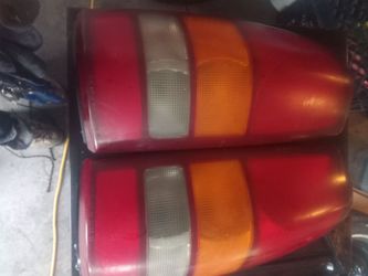 BRAND NEW OEM TAIL LIGHTS PAIR (GM65 24515) - 99-02 SILVER/ 99-06 SIERRA