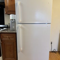 Insignia 18 Cu. Ft. Top Mount Refrigerator