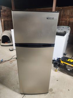 Refrigerator 7.4 Cu Ft
