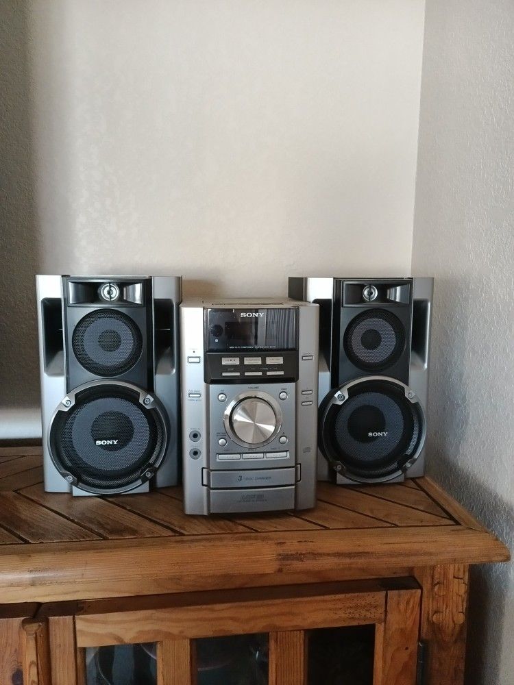 Sony Stereo With 2 Speakers