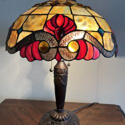 Tiffany Lamp Style Stained Glass Gorgeous Excellent Condition 
