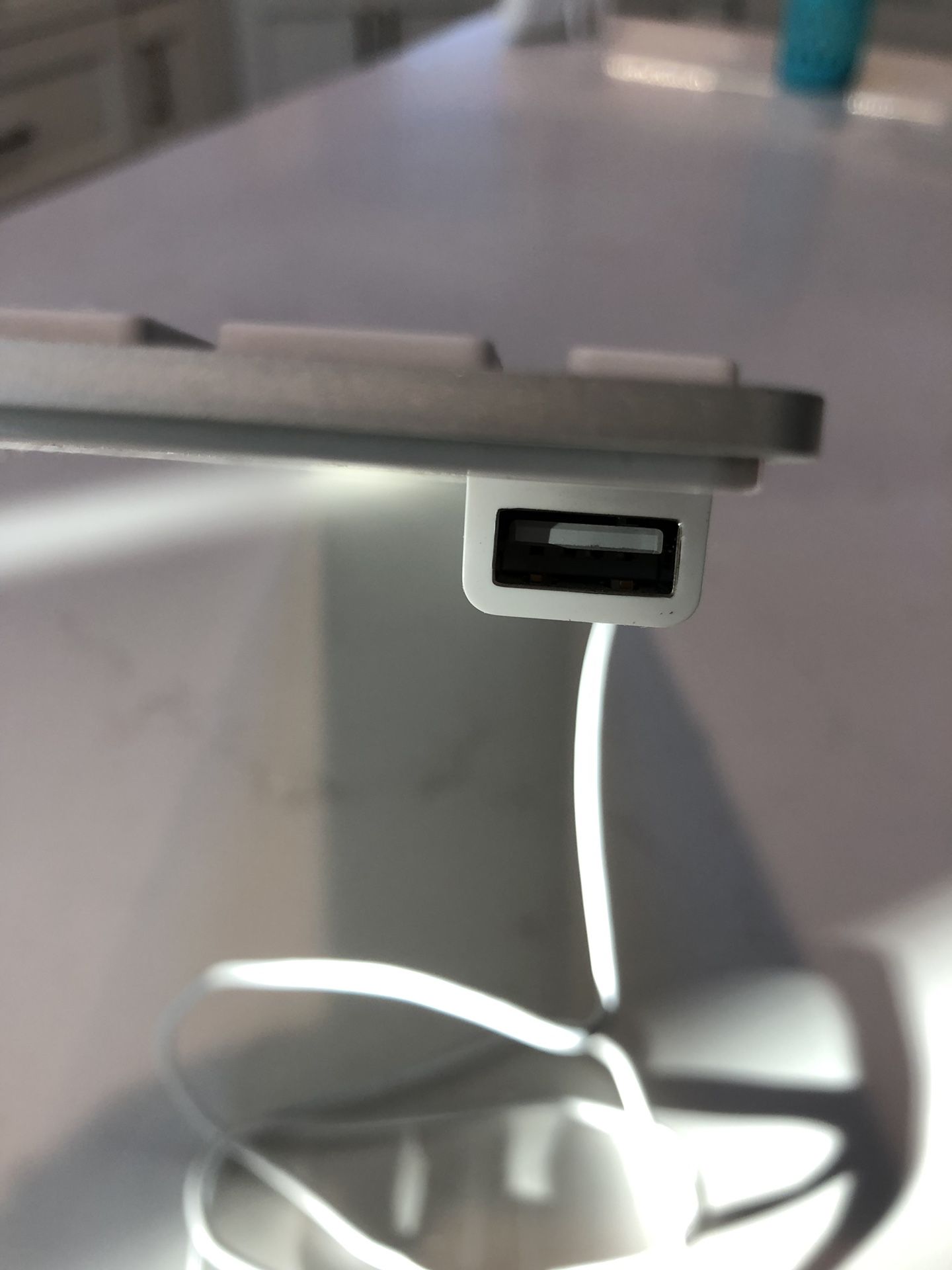 Apple Aluminum Wired Keyboard, 2 USB ports