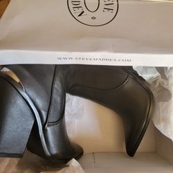 Size 8.5 Steve MADDEN Boots 