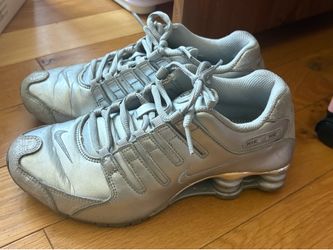 silver nike shoes women’s 5.5