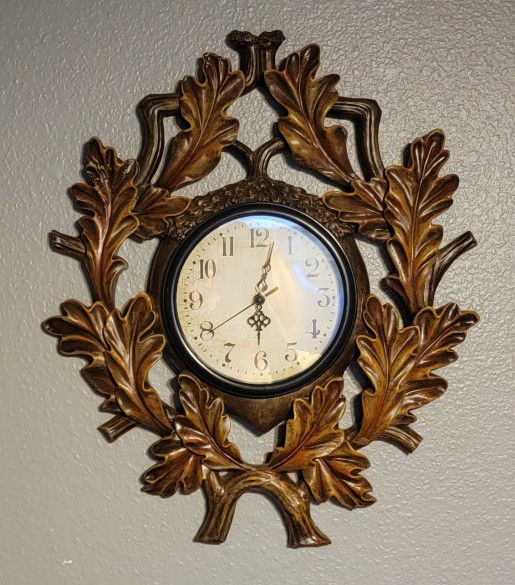 Beautiful Oakleaf Clock