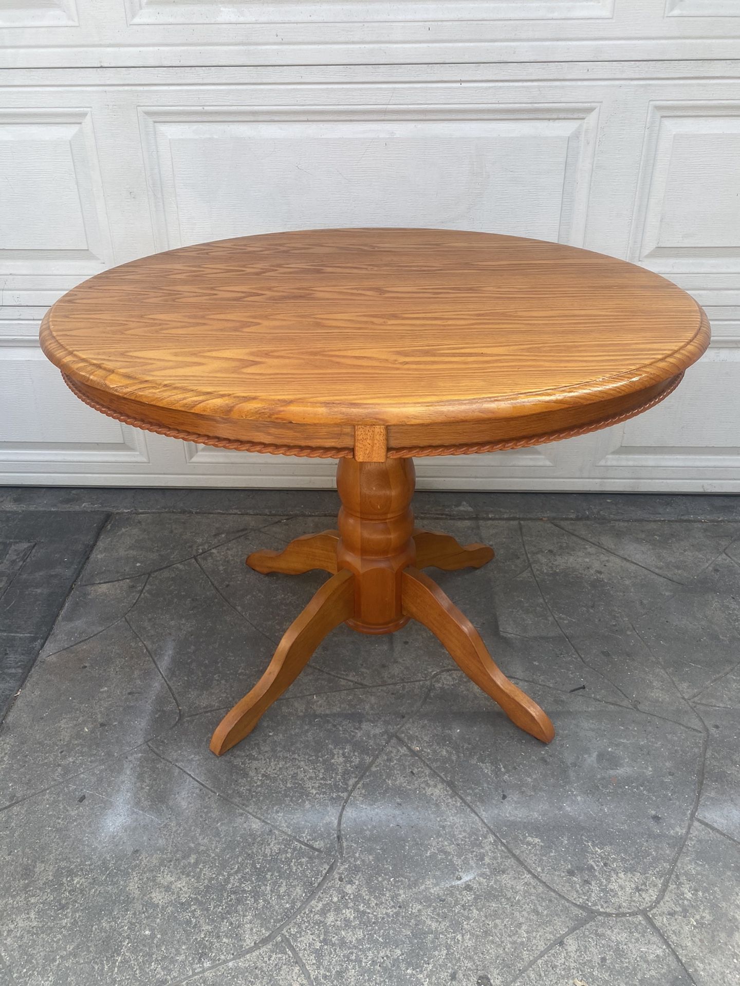 Newer Solid round 42” oak dining table. Excellent condition. 42 round x 30 H.