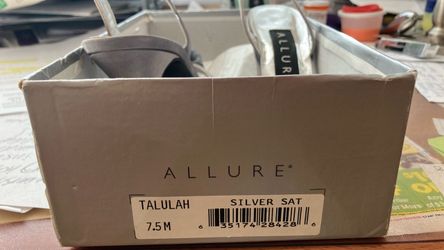 Beautiful silver open shoe 7.5