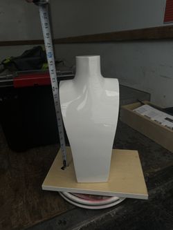 Elegant Retail Jewelry Display Bust