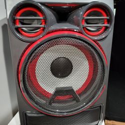 I'm selling (2)LG XBoom Hi Fi Entertainment System 5000 Watt Speakers. 