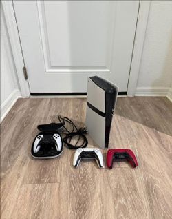 PS5 PRO BUNDLE — 3 CONTROLLERS — LIKE NEW