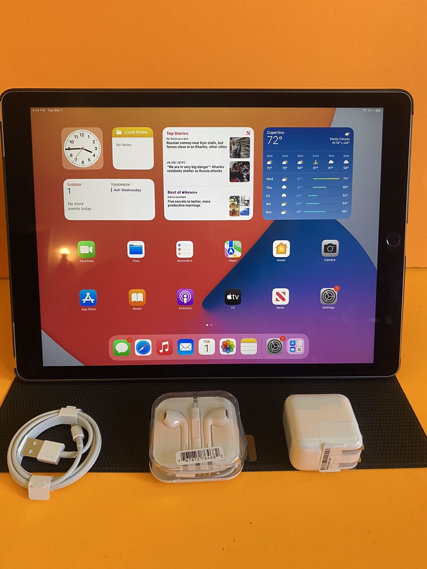 128GB Apple IPad Pro 12.9” (Retina /Touch ID / IOS 15) WiFi + cellular (T Mobile / AT&T/ Verizon / LTE) with Accesories (Apple pencil compatible)