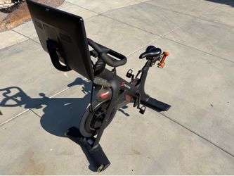 Peloton Bike + 2 Pairs of Shoes + HR Monitor - Good condition