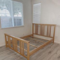 High Quality Solid Wood Queen Size Be Frame With Excellent Condition 
