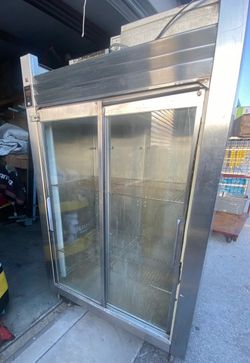 ❄️ Traulsen Glass Door Commercial Refrigerator – $1500 (retails $27,770)  ❄️ 📍 Okeechobee  Premium Traulsen commercial refrigerator with glass doors,