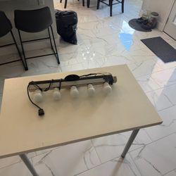Mesa escolar y luces para pared