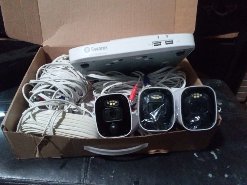 Swann Security System 8 Channel 1080p Full HD DVR Recorder And 3 Cameras 