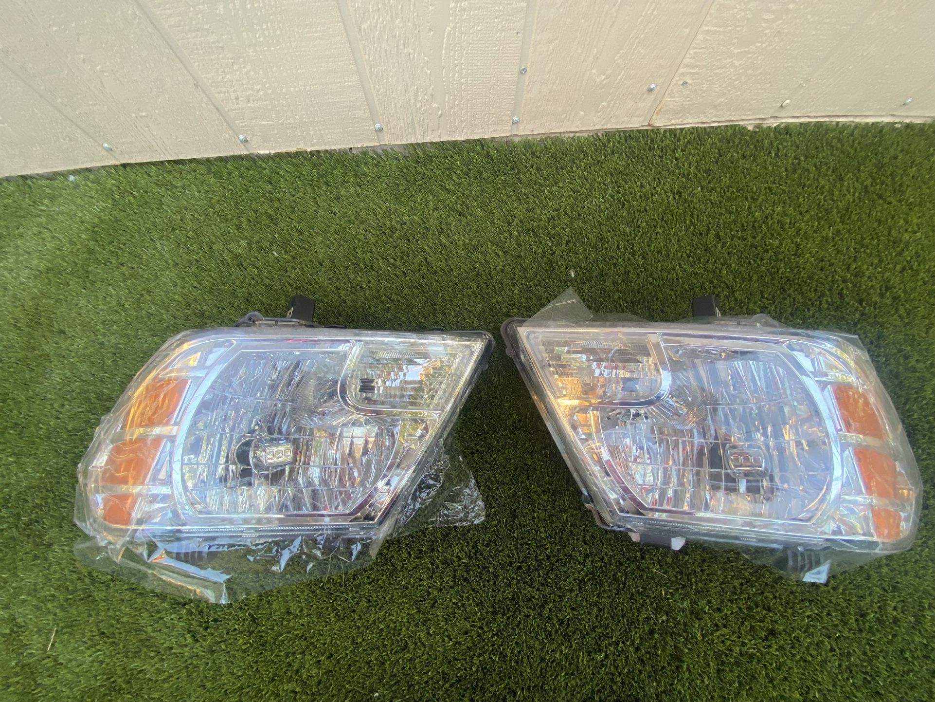 Frontier 2009-2021 Halogen Headlights Set Driver and Passenger side