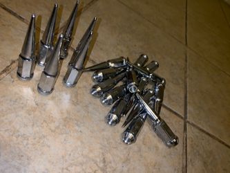 Spike lug nuts !! For a 350z !! Comes with key !! 80$