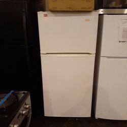 Used Excellent Condition Magic Chef Top And Bottom Refrigerator 28inches 