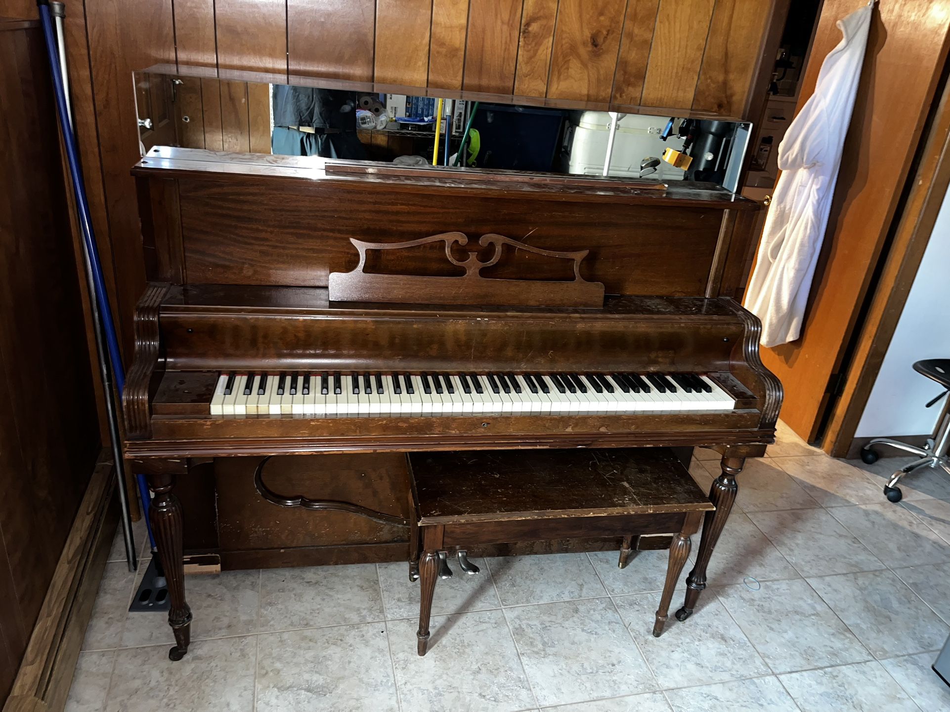 Free Piano !!! First Come.