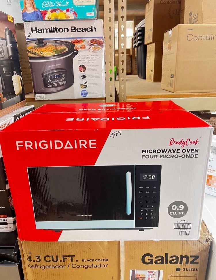 0.9 Cu. Ft. Blue Countertop Microwave Oven – 900W, New in Box