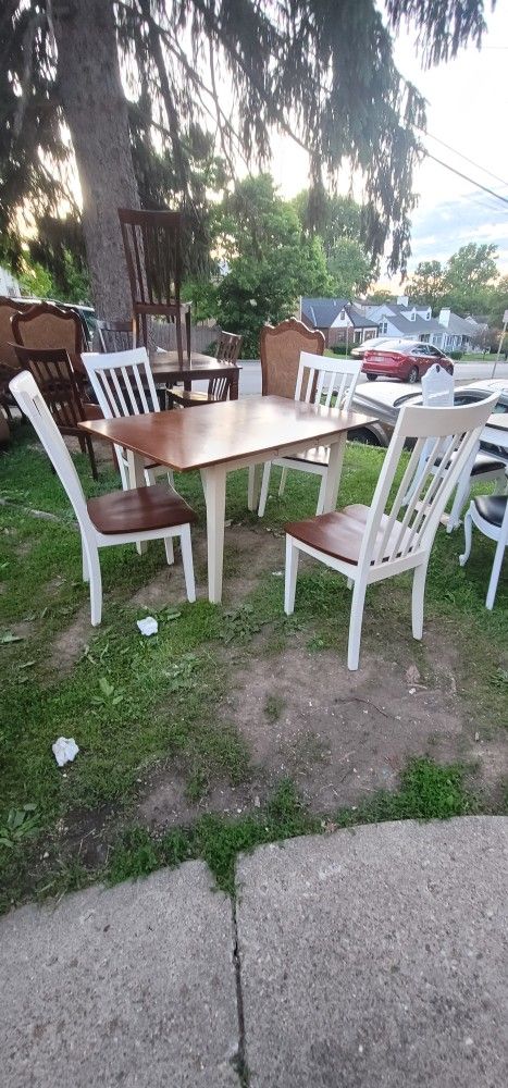 Nice Dining Room Set & 4chairs Table Has Leaf Built Together