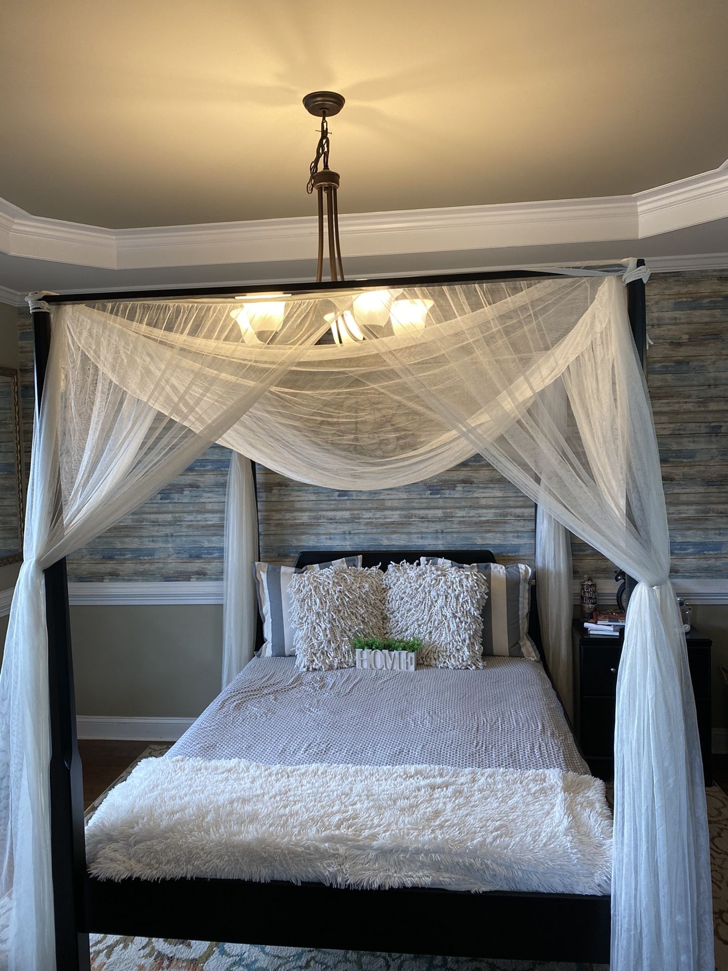 Queen canopy bedroom set